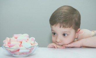 Anche i più piccoli sono capaci di resistere alle tentazioni? Il Marshmallow test Anche i più piccoli sono capaci di resistere alle tentazioni? Il Marshmallow test