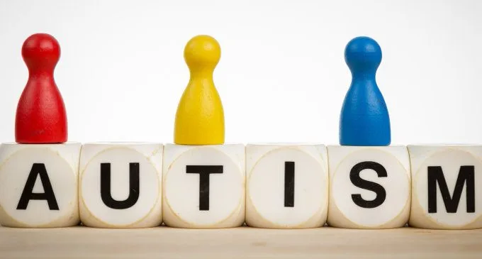 Autismo: l'ipersensibilità tattile e l'evitamento dei contatti sociali