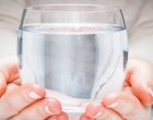 Una metafora dei nostri tempi: il peso del bicchiere d’acqua