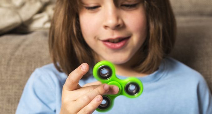 I fidget spinner sono solo un capriccio o combattono davvero ansia e stress?