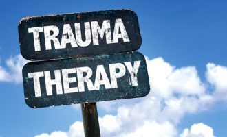 Lo spettro del trauma che si aggira per il mondo (della psicoterapia)