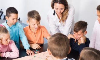 L’intervento dello psicologo tra i banchi di scuola