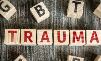 La relazione terapeutica è traumatica o il trauma è la vera relazione? – Roberto Lorenzini sul dibattito Trauma & Relazione