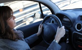 Vagare con la mente quando guidiamo, quanto è pericoloso?