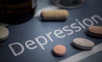 Combattere la depressione: stimolazione cerebrale o terapia farmacologica?