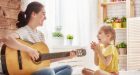 Ascoltare la musica insieme migliora la relazione futura con i propri figli