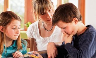 Rendimento scolastico: il modo in cui i genitori aiutano i figli può portare non solo ad aspetti positivi ma anche negativi Rendimento scolastico: il modo in cui i genitori aiutano i figli può portare non solo ad aspetti positivi ma anche negativi