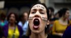 Vittime di stupro: quando la mancata ribellione va sotto processo. L’ignoranza della legge sui vissuti traumatici di chi subisce un’aggressione sessuale.
