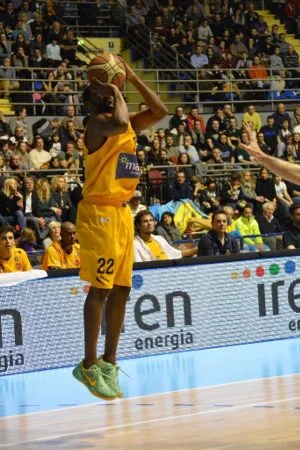 PMS Basketball Torino - Ronald Steele al tiro da 3 punti. - Immagine: © 2014 PMS Basketball Torino