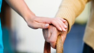 Occuparsi di chi soffre di demenza: il carico soggettivo del caregiver