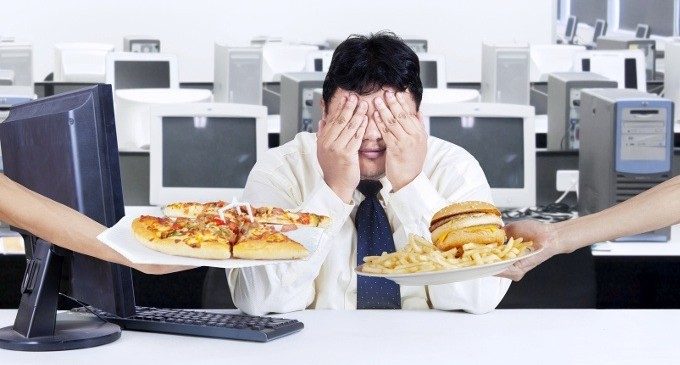 Pizza, cioccolato e patatine fritte: i cibi altamente trattati che creano dipendenza