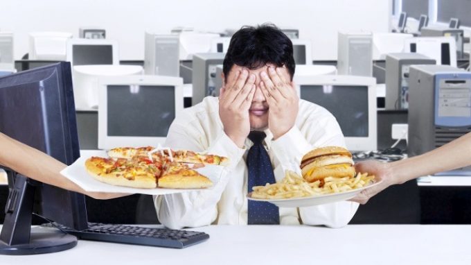 Pizza, cioccolato e patatine fritte: i cibi altamente trattati che creano dipendenza