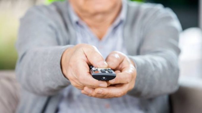 Terza età: sedentarietà e Tv sempre accesa
