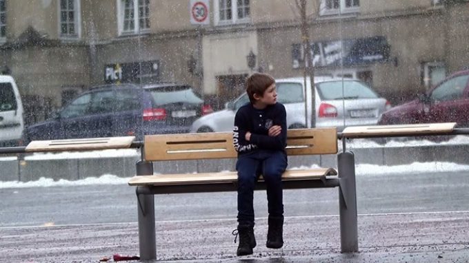 La reazione delle persone alla vista di un bambino solo e tremante per il freddo – VIDEO –