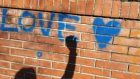 Graffiti e scritte nei bagni pubblici: differenze di genere nello stile comunicativo adottato