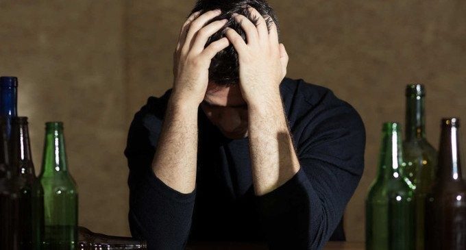 Cosa ci spinge a bere un drink dopo l’altro? La risposta nei nostri neuroni