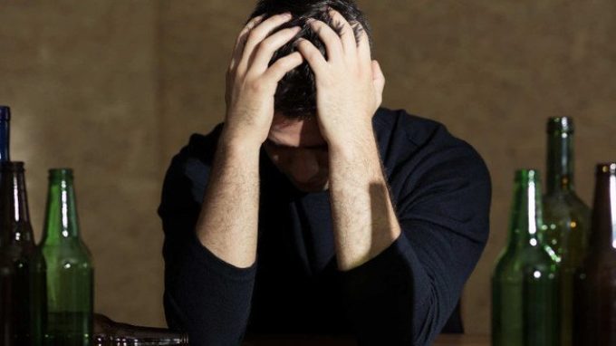 Cosa ci spinge a bere un drink dopo l’altro? La risposta nei nostri neuroni