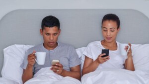 Come il cellulare mina il benessere della coppia: il partner phubbing