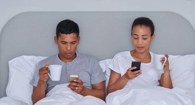 Come il cellulare mina il benessere della coppia: il partner phubbing