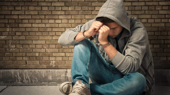 Adolescenza e devianza: tra analisi scientifica e stigma sociale – In principio era il determinismo
