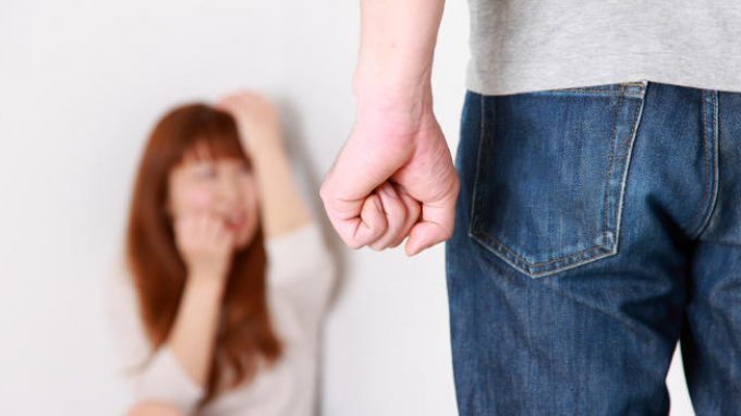 Indagine sulla violenza domestica: la visione di sequenze di film famosi come strumento di analisi