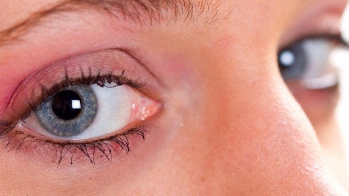 Watching eye effect: sentirci osservati ci rende più onesti e generosi