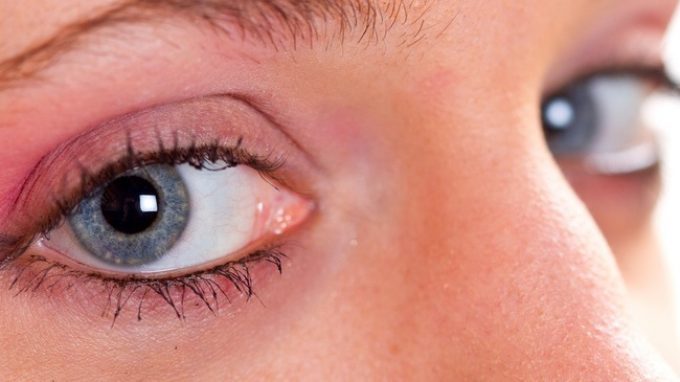 Watching eye effect: sentirci osservati ci rende più onesti e generosi
