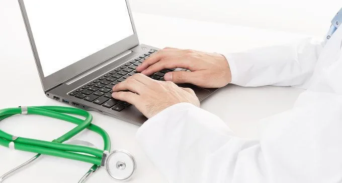 Questioni etiche nella sanità. Medico e paziente: ecco perchè non essere amici sui social