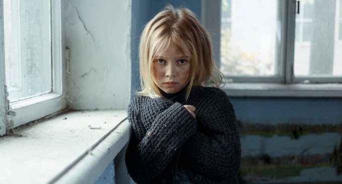 Crescere in un contesto di povertà: minore connettività cerebrale e più rischio depressione - Immagine: 95321449