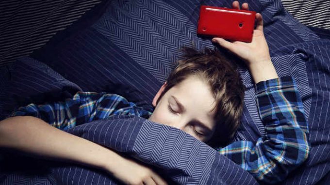 Stare al telefono dopo la “buonanotte” peggiora il rendimento scolastico