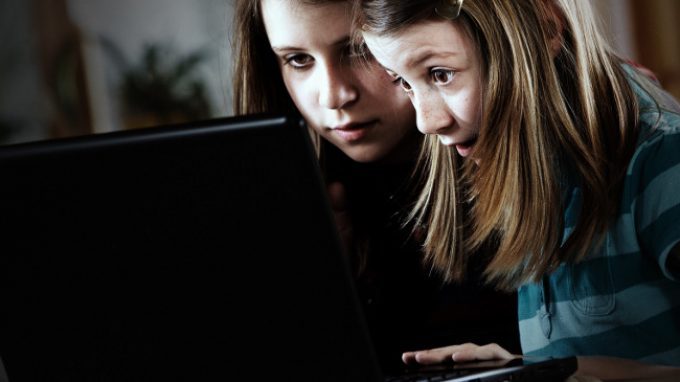 Cyber pedofilia: una minaccia virtuale ma reale, a partire dai Social Network