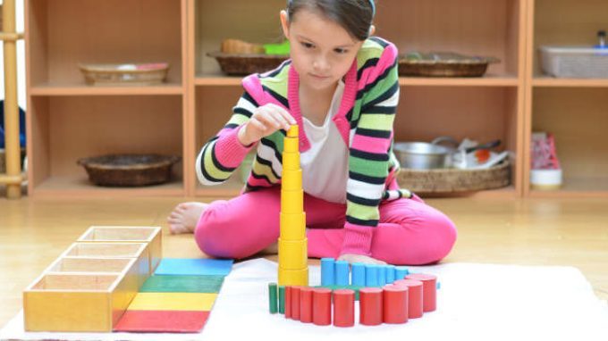 L’educazione montessoriana: caratteristiche ed effetti sulle funzioni cognitive nell’età infantile