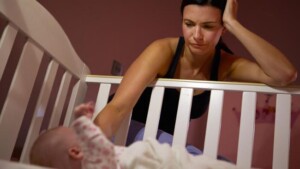 Depressione postnatale: come le mamme depresse si rivolgono ai loro figli
