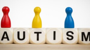 Autismo: l'ipersensibilità tattile e l'evitamento dei contatti sociali