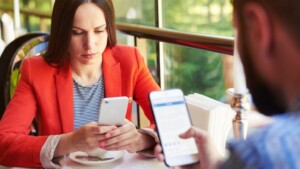 Dalla finestra di Johari al phubbing: relazioni sempre più social