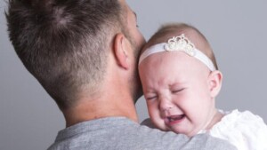 Testosterone e paternità: come l'ormone influenza l'accudimento genitoriale