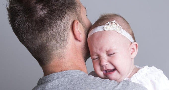 Testosterone e paternità: come l’ormone influenza l’accudimento genitoriale
