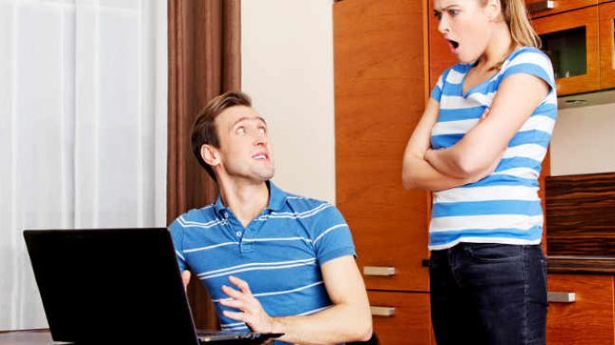 Il tradimento online e le ripercussioni nella coppia