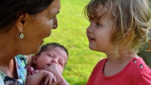 Campanilisti in culla: i bambini piccoli danno più credito a chi parla la loro lingua