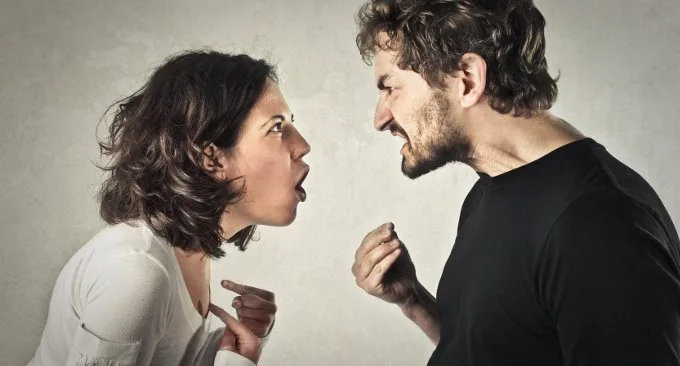 Cinque meccanismi comunicativi disfunzionali con cui danneggi la coppia o la famiglia