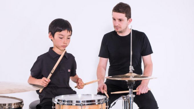 Gli effetti positivi della musicoterapia nei bambini e adolescenti