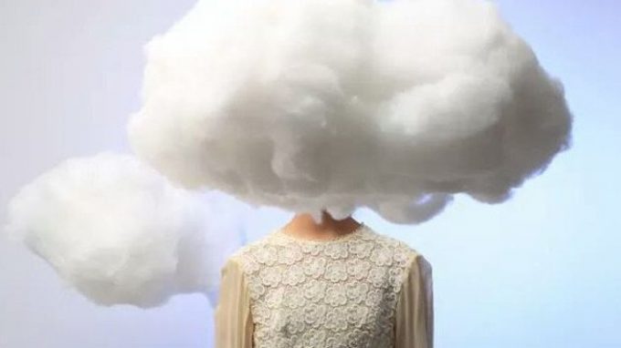 Con la testa tra le nuvole: il vagare della mente tra creatività e rimuginio
