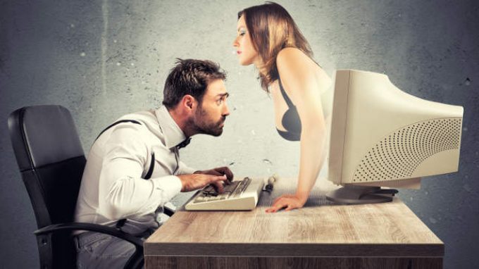 L’esposizione a pornografia non riduce l’attrazione e l’amore verso il partner