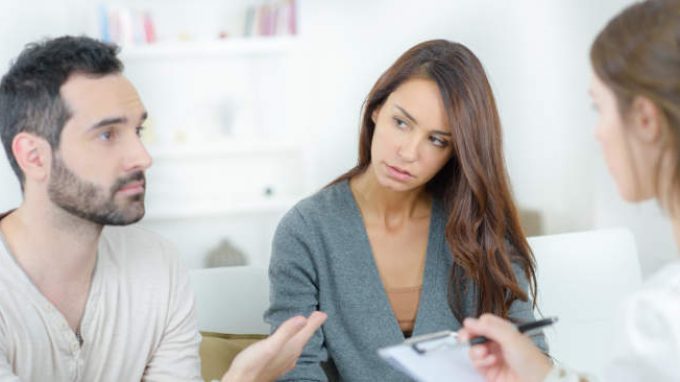 Psicoterapia: le donne vogliono parlare, gli uomini vogliono una soluzione rapida