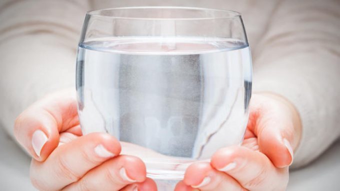 Una metafora dei nostri tempi: il peso del bicchiere d’acqua