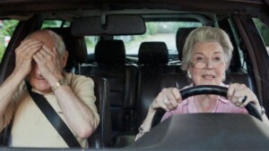 Anziani alla guida: i rischi, le valutazioni e il possibile ritiro della patente
