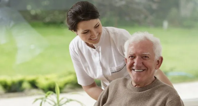 Ageing in place per gli anziani è preferibile l' assistenza in casa loro