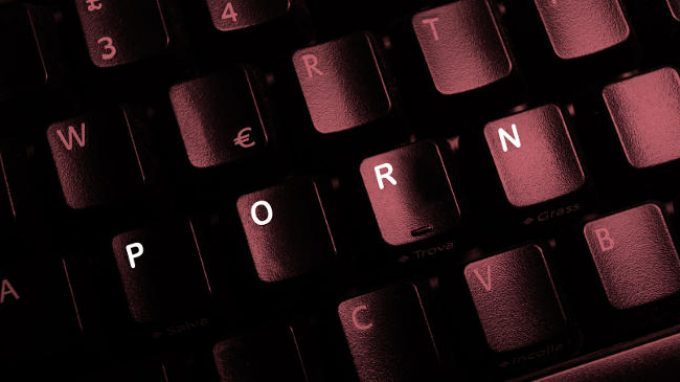 La connessione tra stati religiosi e consumo di materiale pornografico