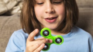 Fidget spinner la nuova moda dei ragazzi riduce davvero stress e ansia-Psicologia