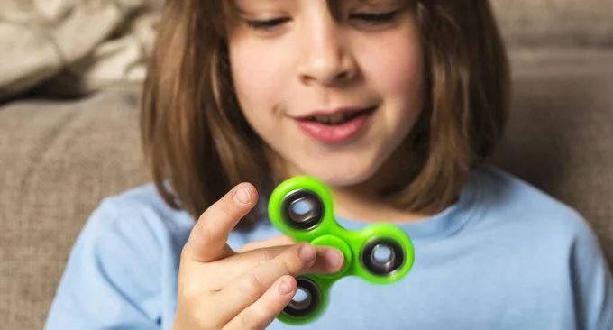 Fidget spinner la nuova moda dei ragazzi riduce davvero stress e ansia-Psicologia